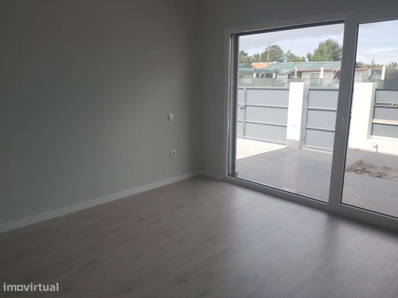 Moradia Isolada Térrea com 4 Ass. Piscina-14