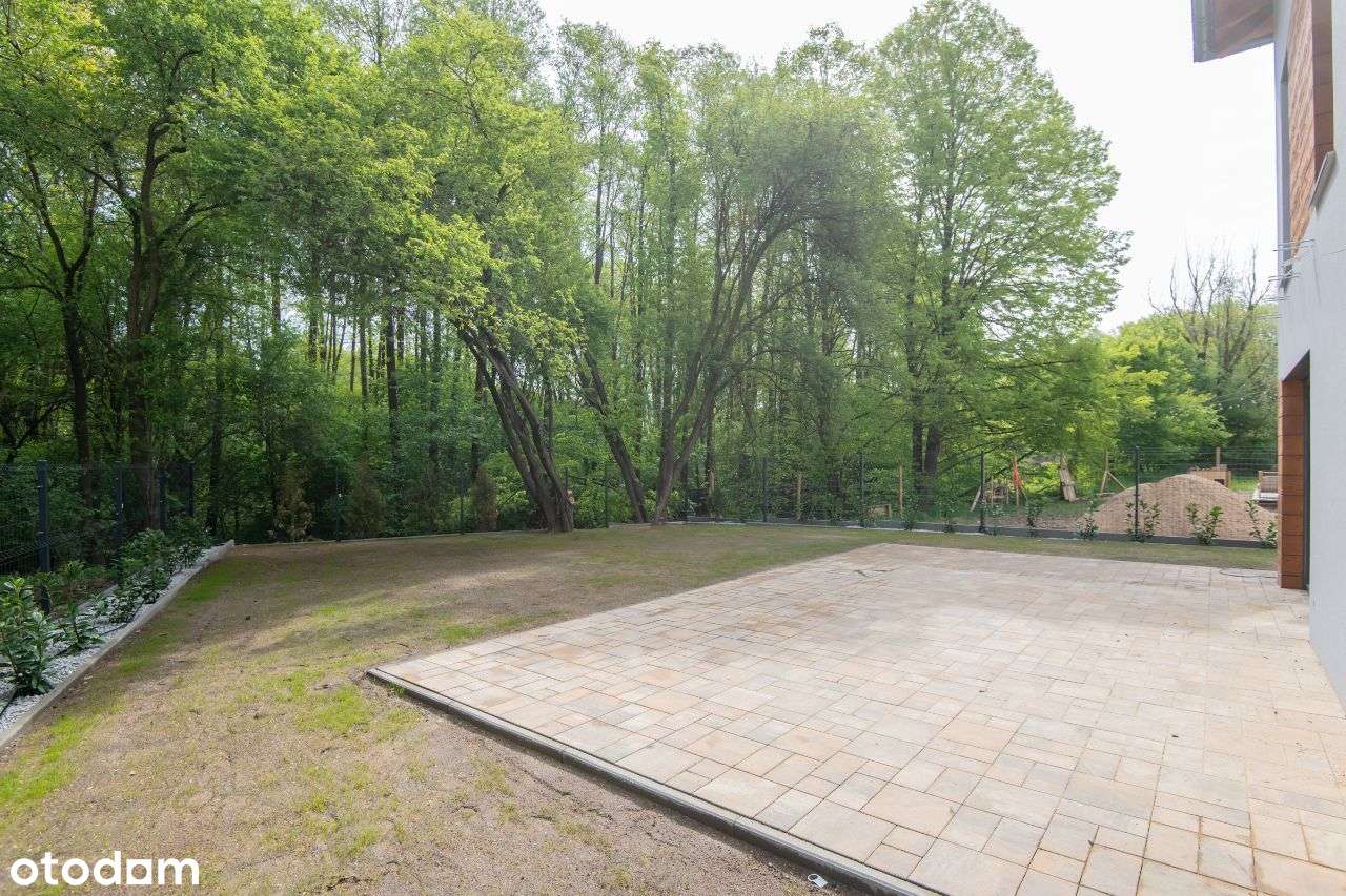 Bliźniak z wysoką piwnicą w Lusowie - dookoła LAS-4