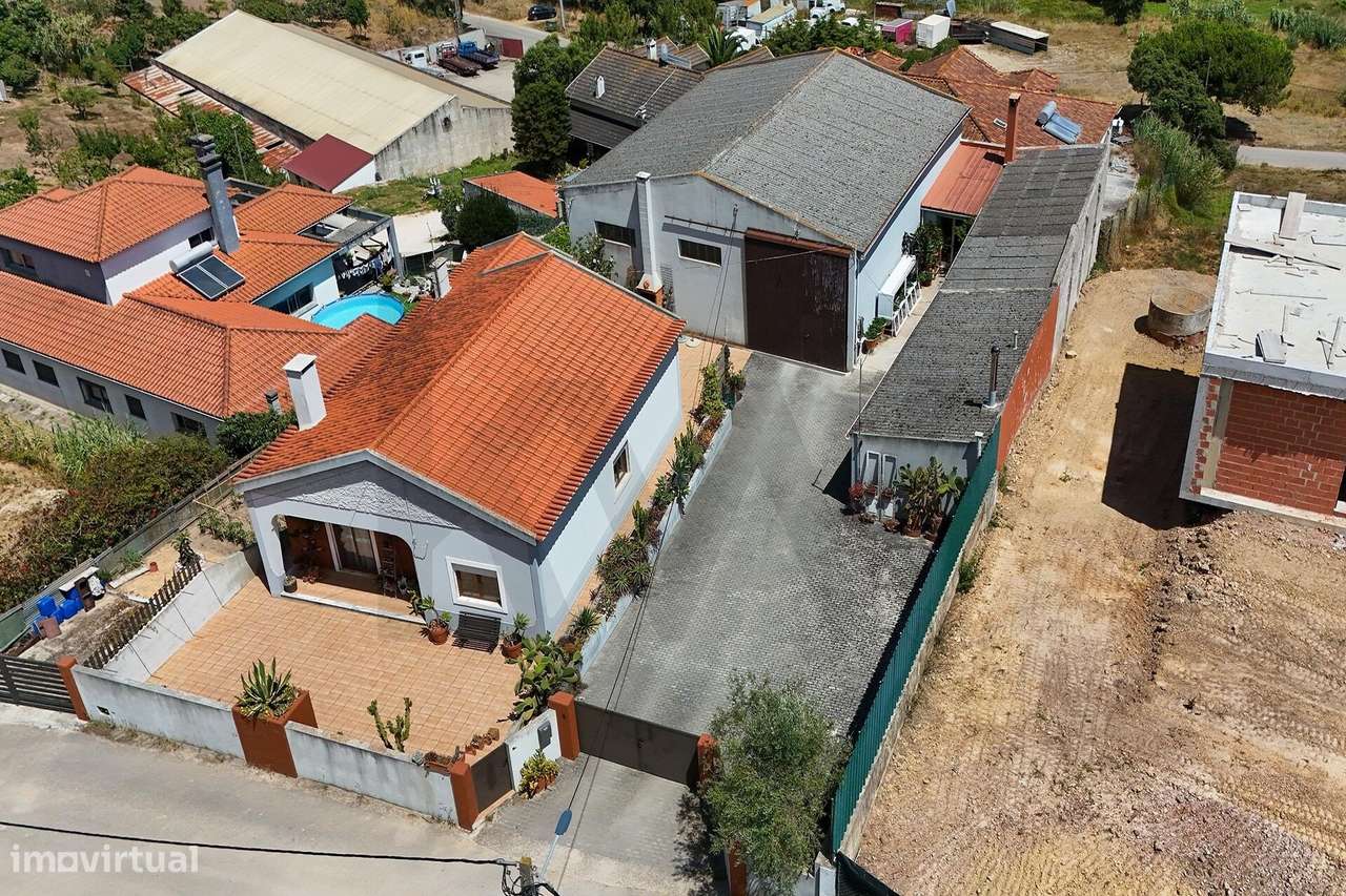 Moradia T3 com Pavilhão de 198 m2 e Terreno de 976 m2 | Fonte Grada, T-18
