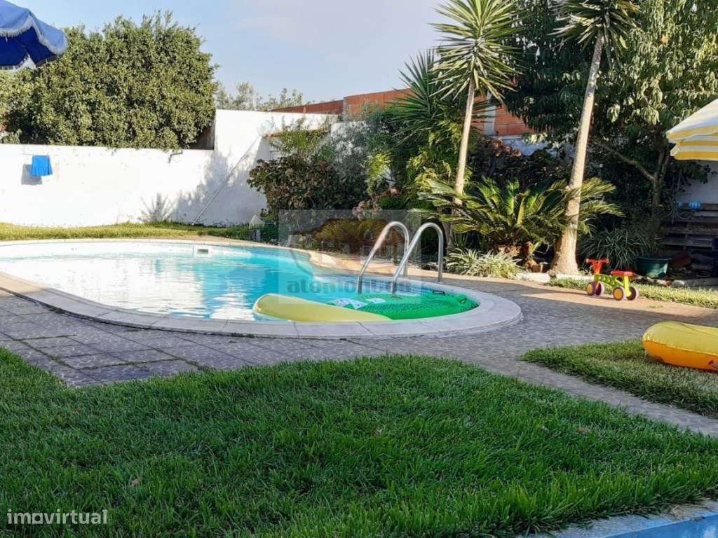 Moradia com quintal e piscina em Grândola para remodelar-11