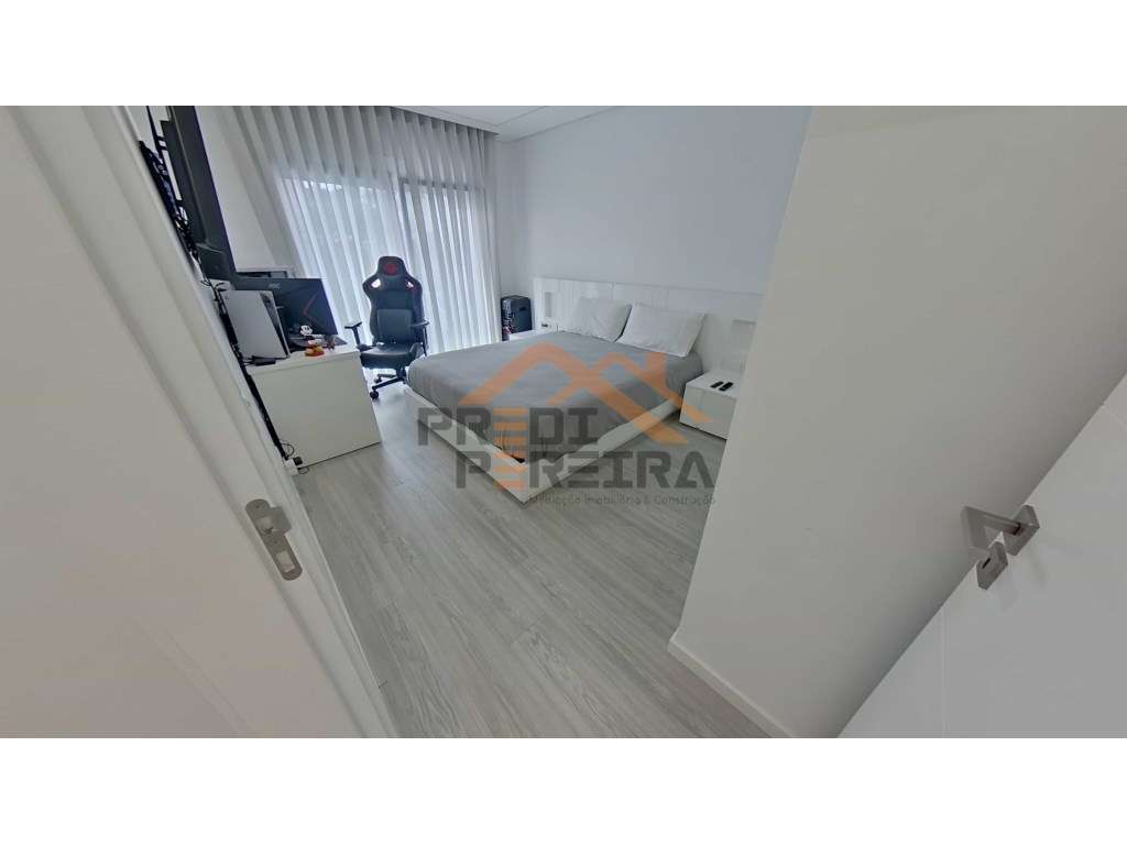 Moradia T3, situada no Casal da Silveira, em Famões-36