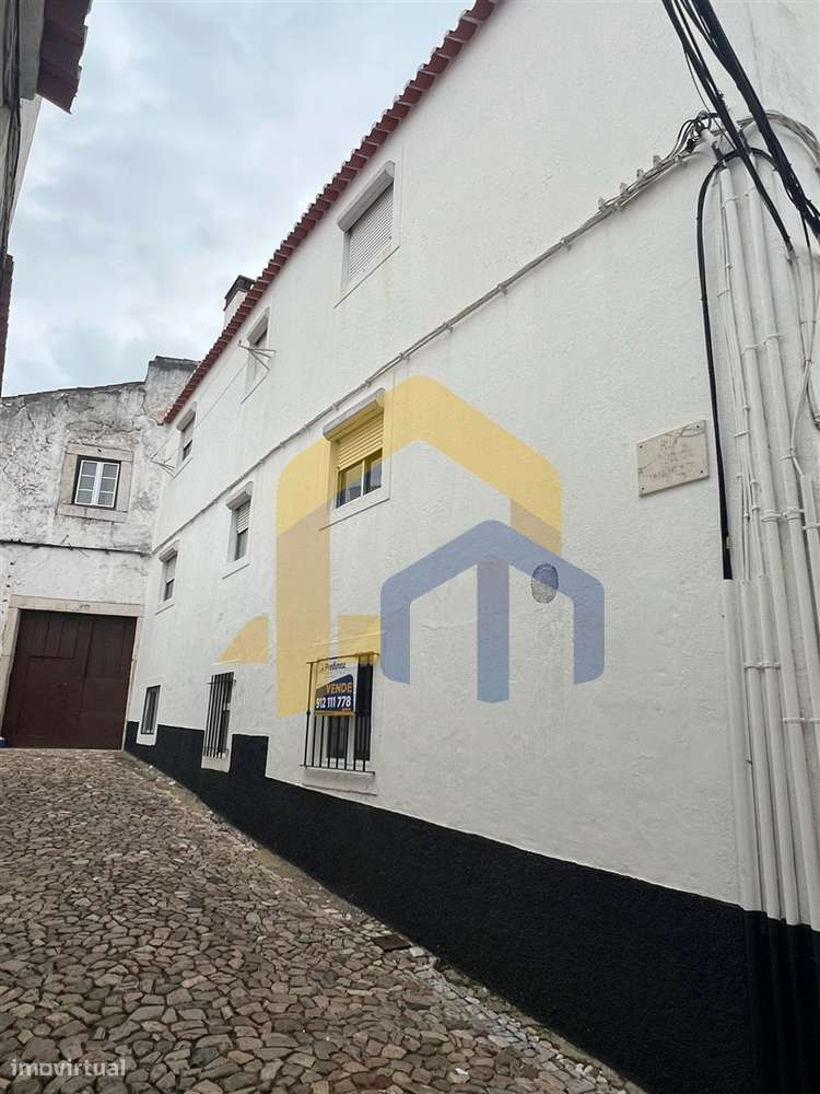 Moradia em Banda com Duas Habitações Independentes – Centro Histórico-0