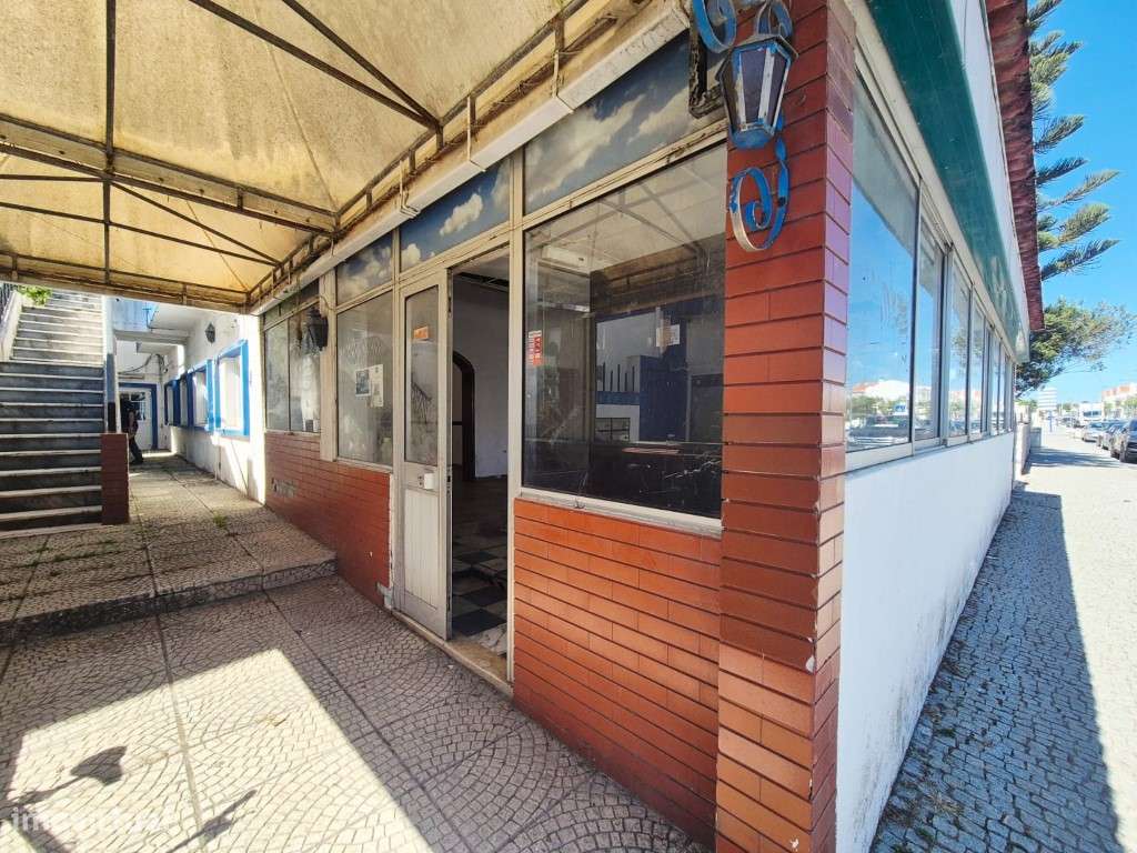 Edifício no centro de Milfontes-8