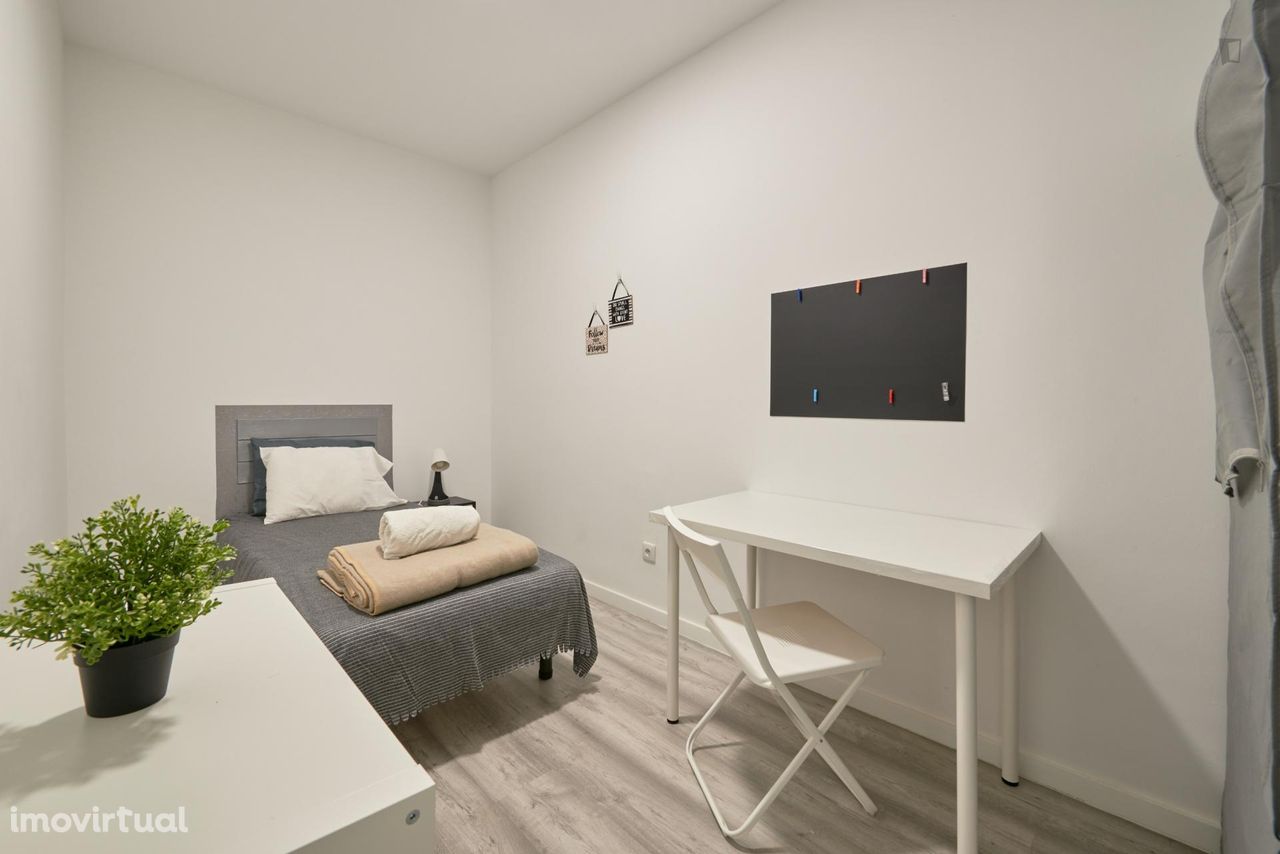 456668 - Quarto com cama de solteiro em apartamento com 7 quartos