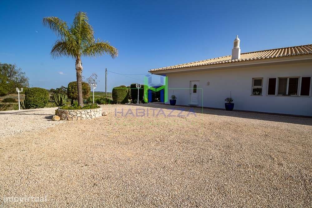 Fantástica Moradia Térrea T3+1, com piscina, grande jardim, e garagem,-23