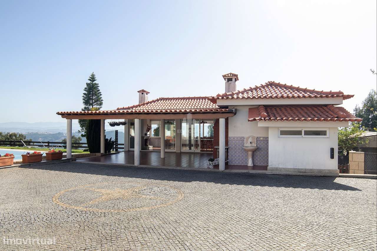 Moradia T6 Exclusiva com terreno de cerca 4.000 m² e Piscina Privada e-52