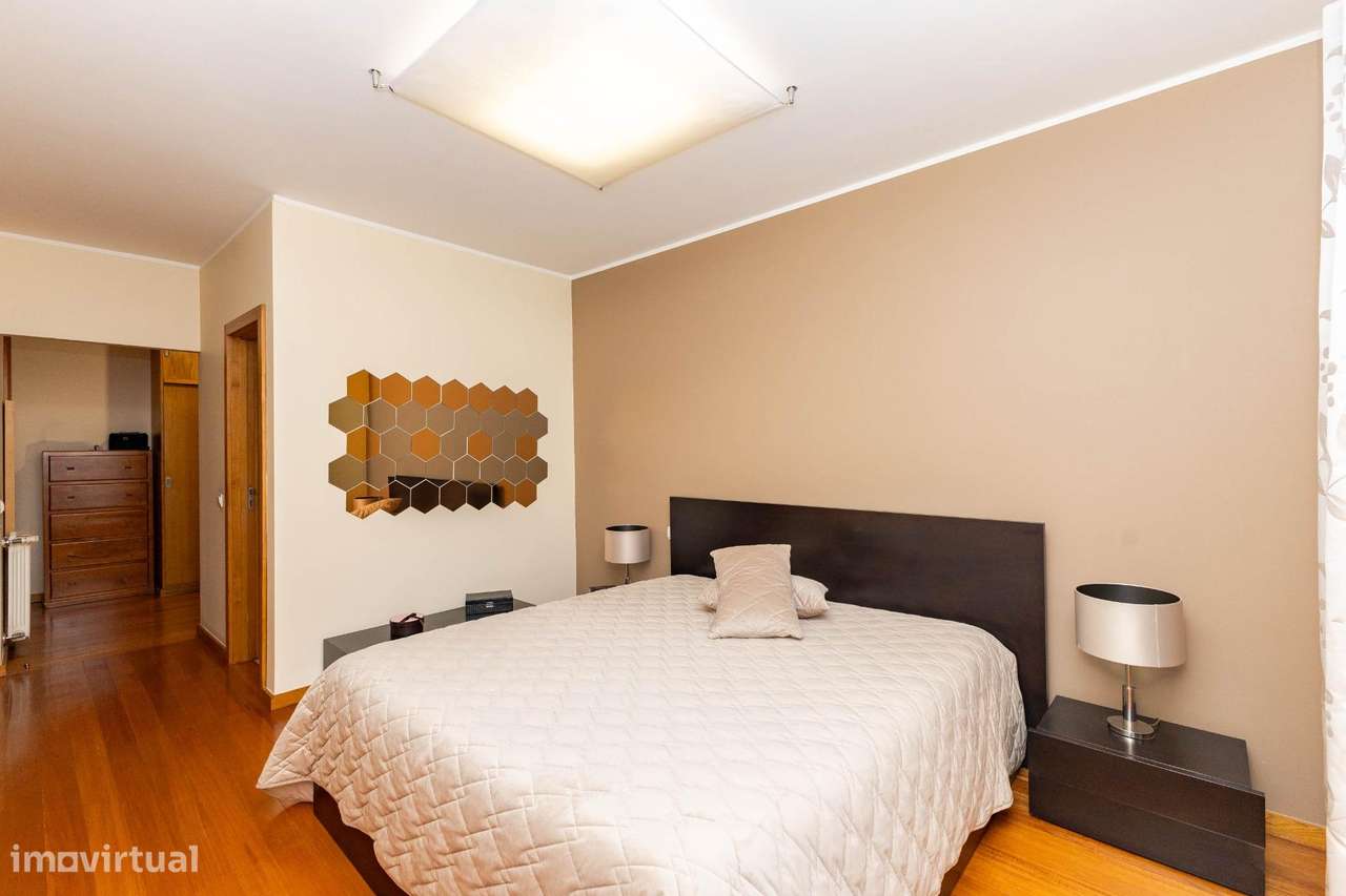 T3 Último Piso c/ Varanda, Garagem e Arrumos. Av. Altino Coelho,...-18