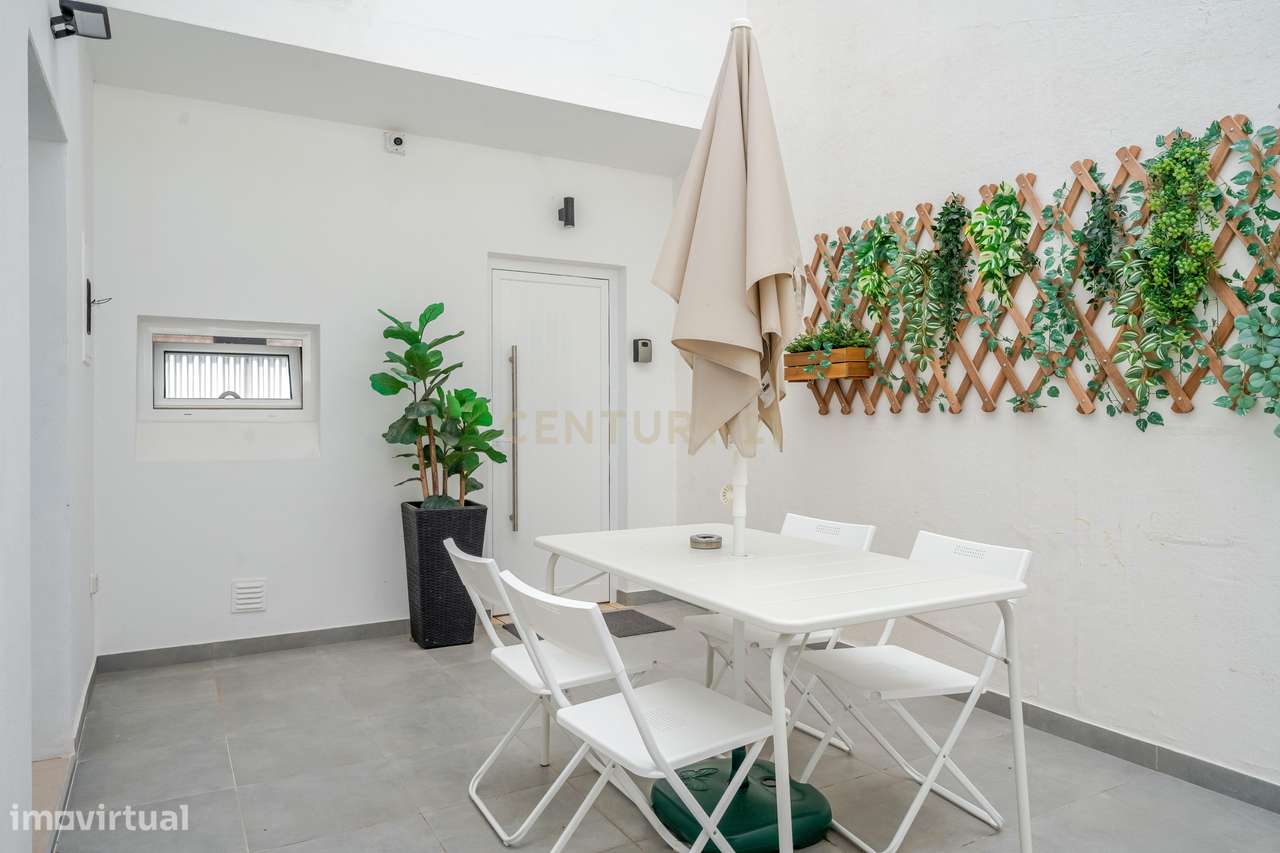 Moradia Bifamiliar Remodelada com Vista Mar 180º, no Páteo, em Albufei - Grande imagem: 5/38