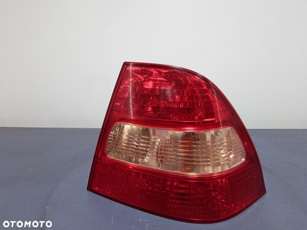 COROLLA E12 01-04 SEDAN LAMPA TYŁ PRAWA TYLNA - 1