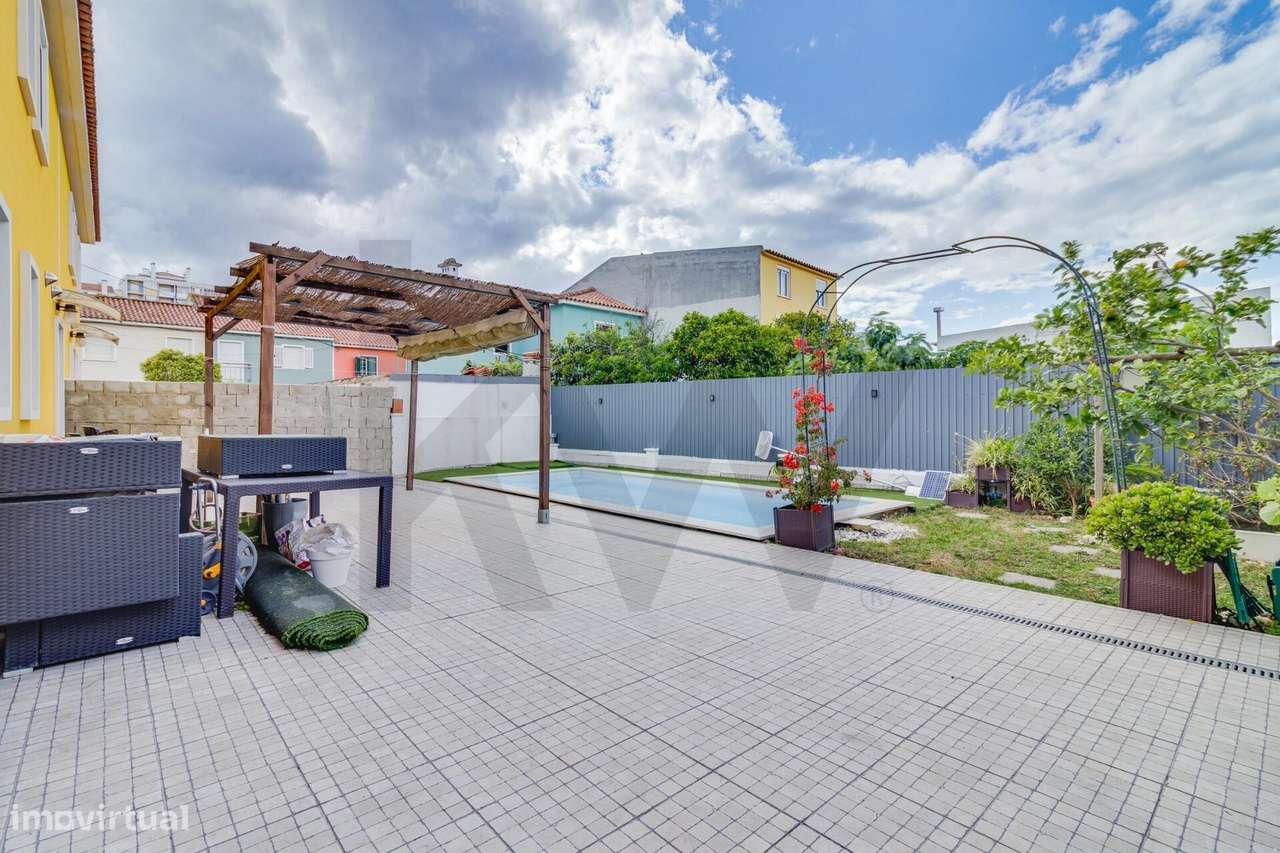 Moradia T4 com Piscina e Espaço Exterior no Centro de Benfica-26
