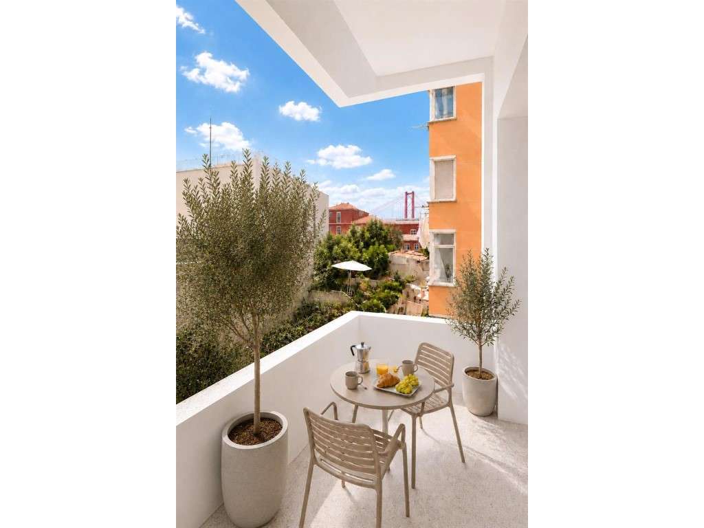 Apartamento T2 Renovado com Varanda em Rés-do-Chão-0