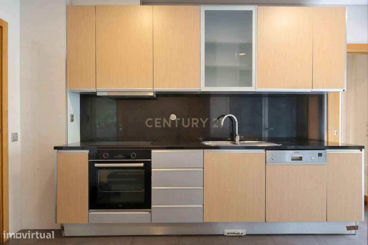 Apartamento T3 com varanda e estacionamento - Rua Duque de Terceira-7