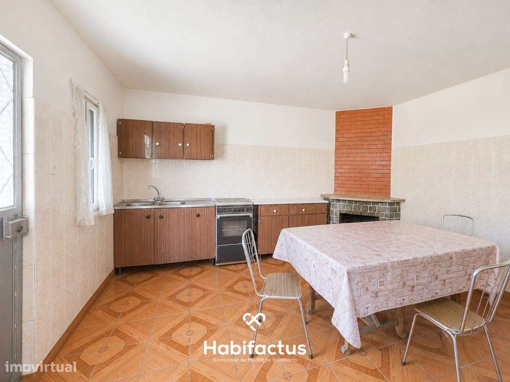 Moradia T3 para Remodelar em Bodiosa com Terreno-4