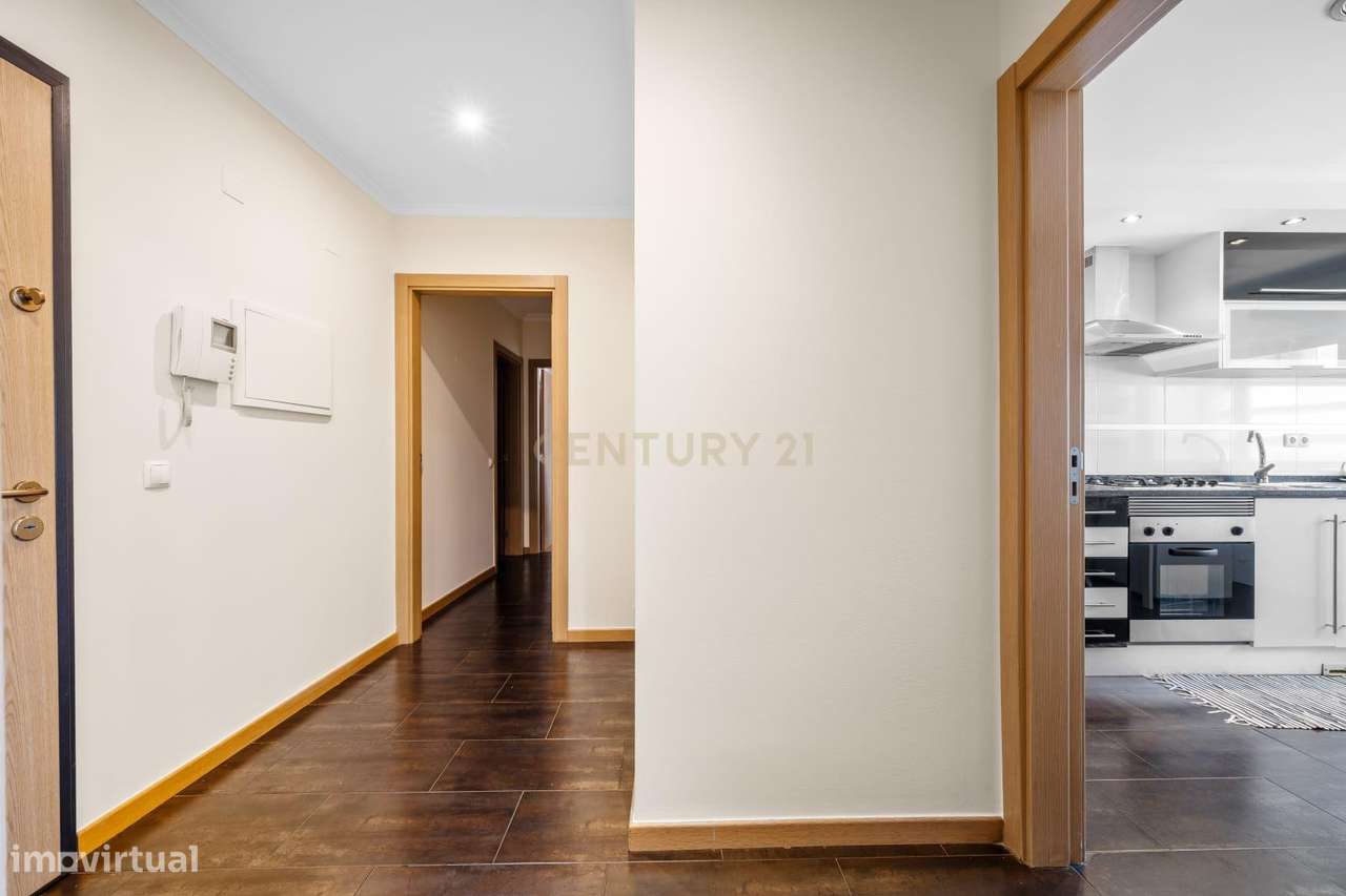 Apartamento T2 em Montijo com Parqueamento e Varandas-7