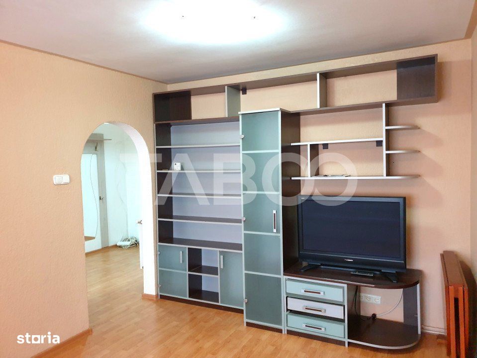 Apartament decomandat 3 camere si pivnita de vanzare in Vasile Aaron