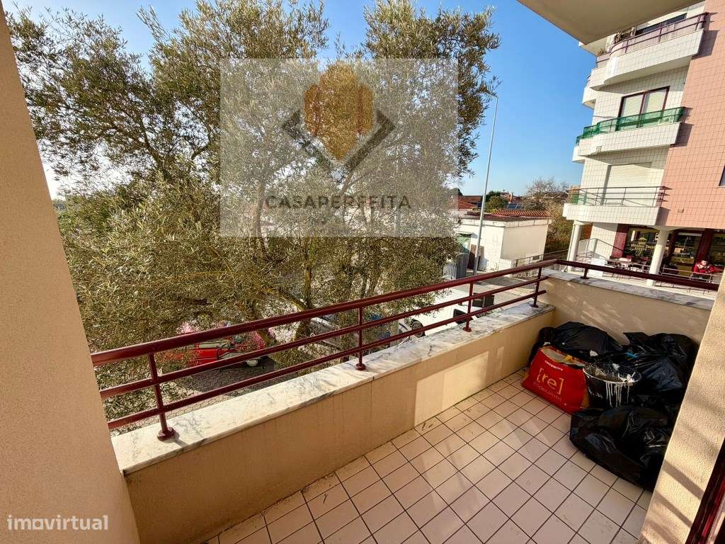 Apartamento T1 com Varanda e Lugar de Garagem - Canelas-8