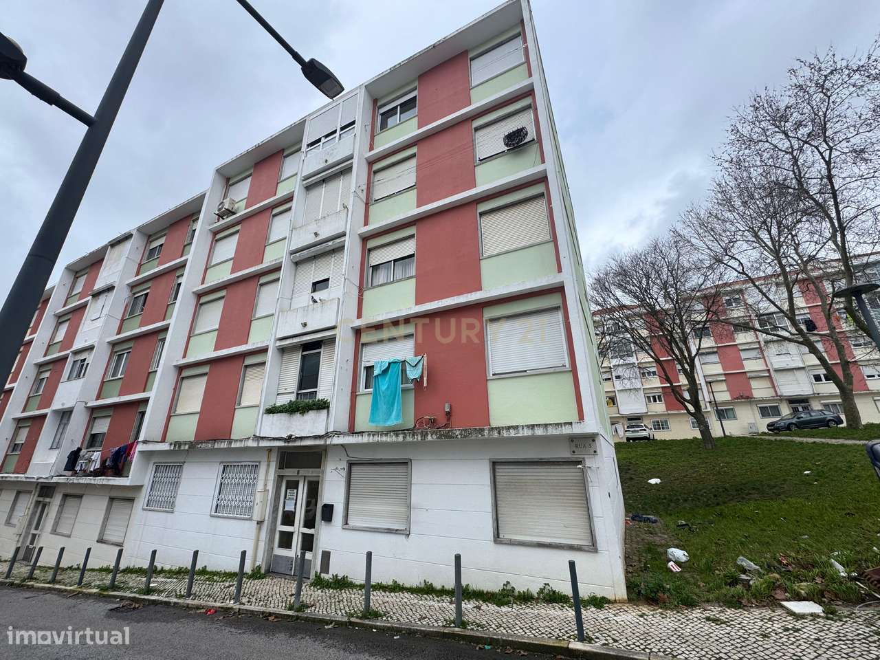 T2 para Remodelação Total | Bairro das Pedralvas – Benfica | Rua 5 - Grande imagem: 2/11