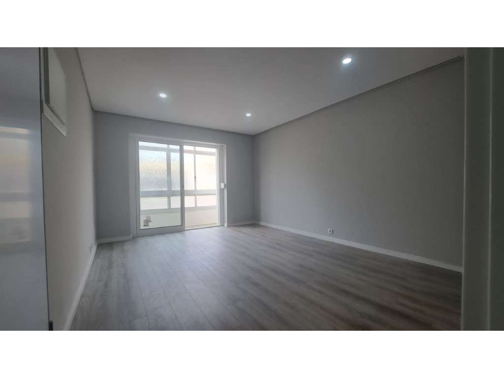 Apartamento T2 Almada Centro Recuperado-26