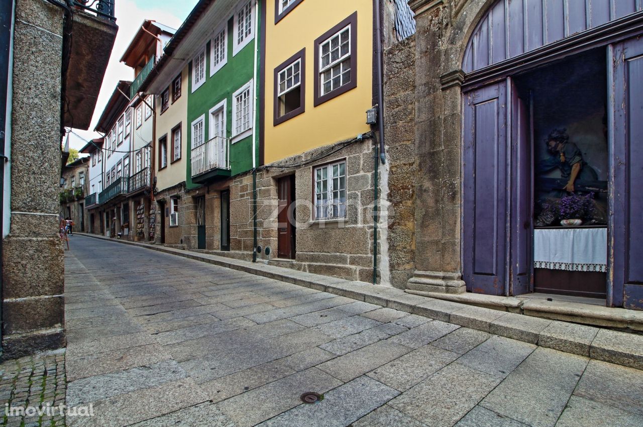 Prédio remodelado na zona histórica de Guimarães