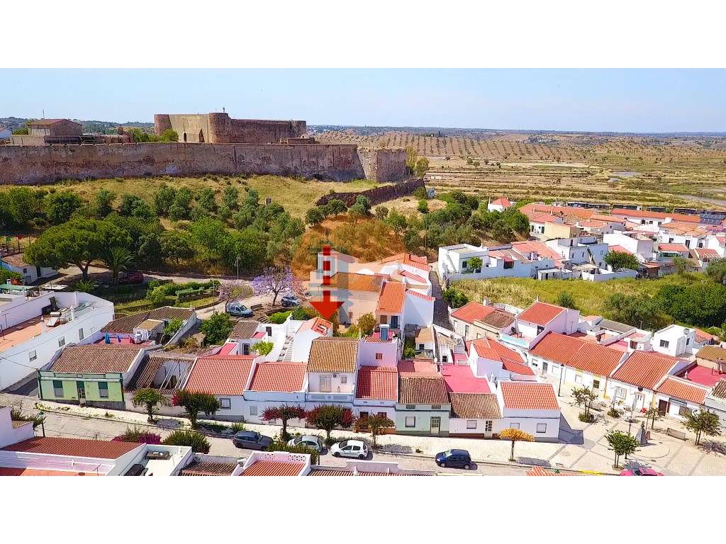 Moradia T3+2 com Jardim, Garagem e Vista Castelo no Centro de Castr...-58