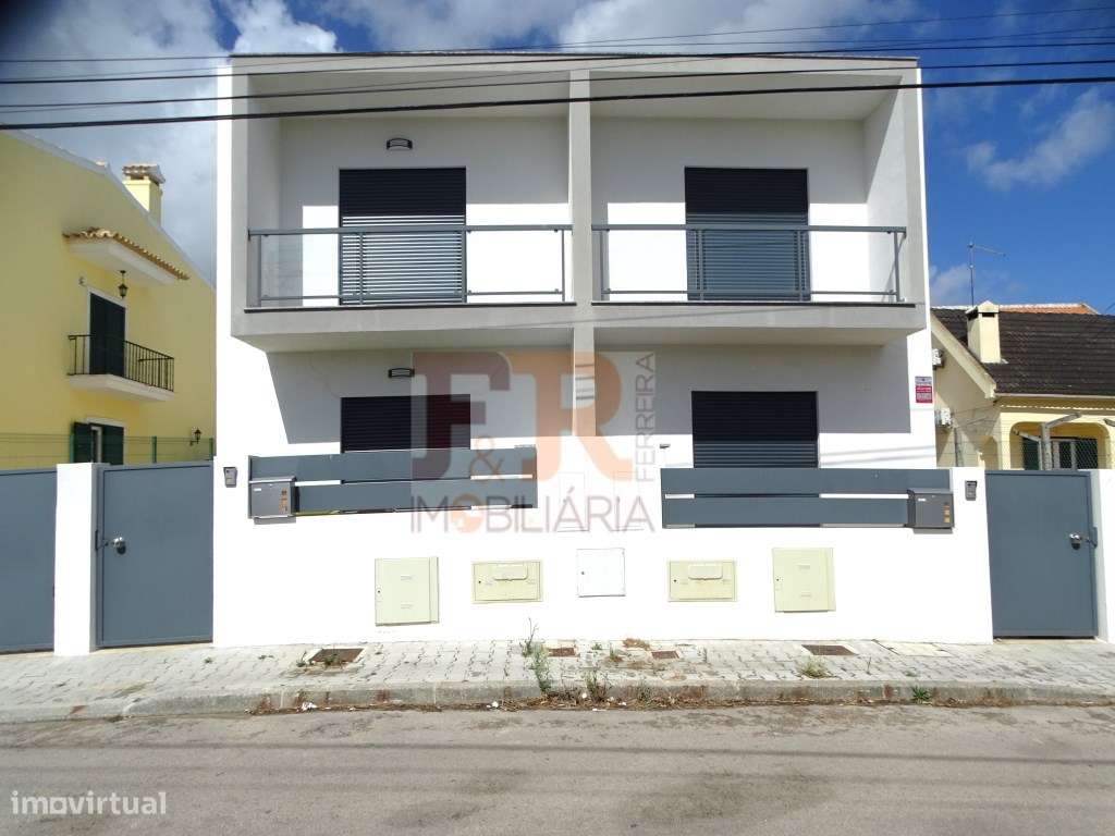 Moradia Geminada Duplex T3 semi-nova com Pérgula , Fernão Ferro
di...-29