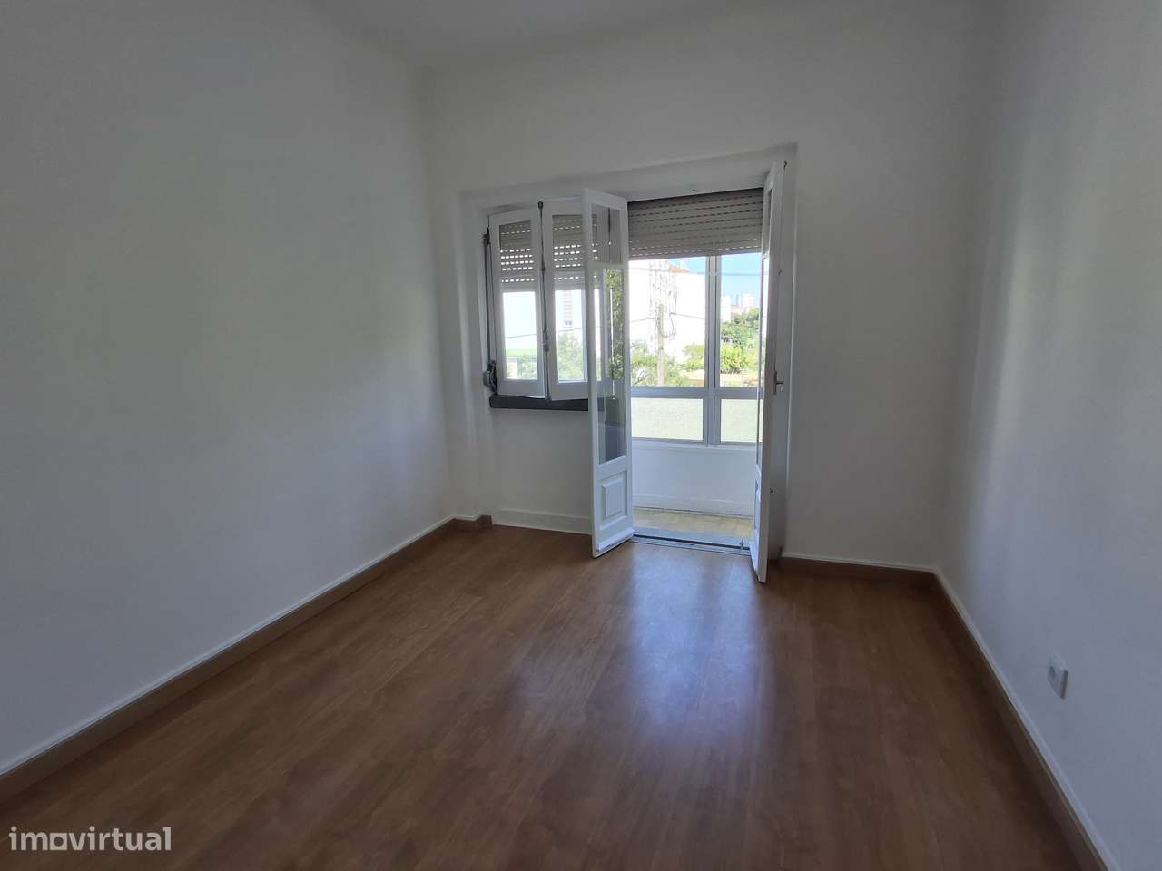 Apartamento T4 muito soalheiro, em zona central.-14