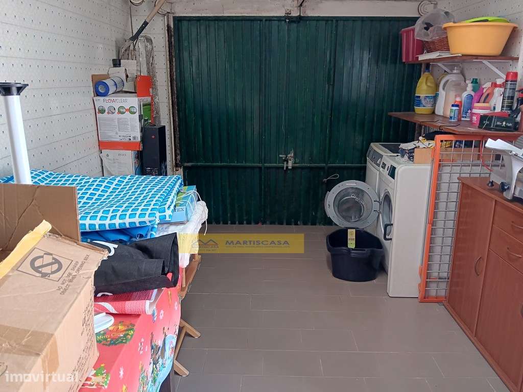 Moradia T4 totalmente remodelada, garagem, sotão e espaço exterior,...-21