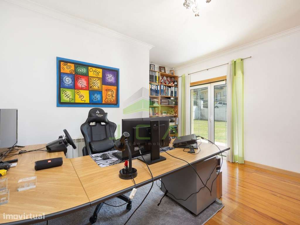 Moradia V4 com piscina e terreno-18