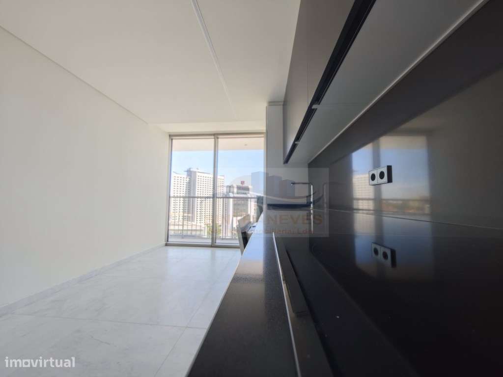 Luxuoso apartamento T2 na Infinity Tower em Campolide - Grande imagem: 2/23