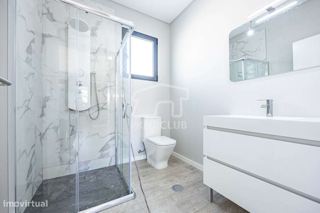 MORADIA T3 A ESTRIAR DE ESTILO MODERNO NO FUNCHAL - Grande imagem: 5/19