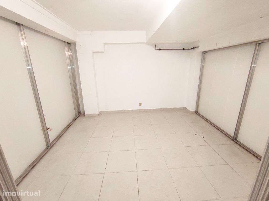 Espaço versátil com 125 m²: ideal para habitação ou serviços-11
