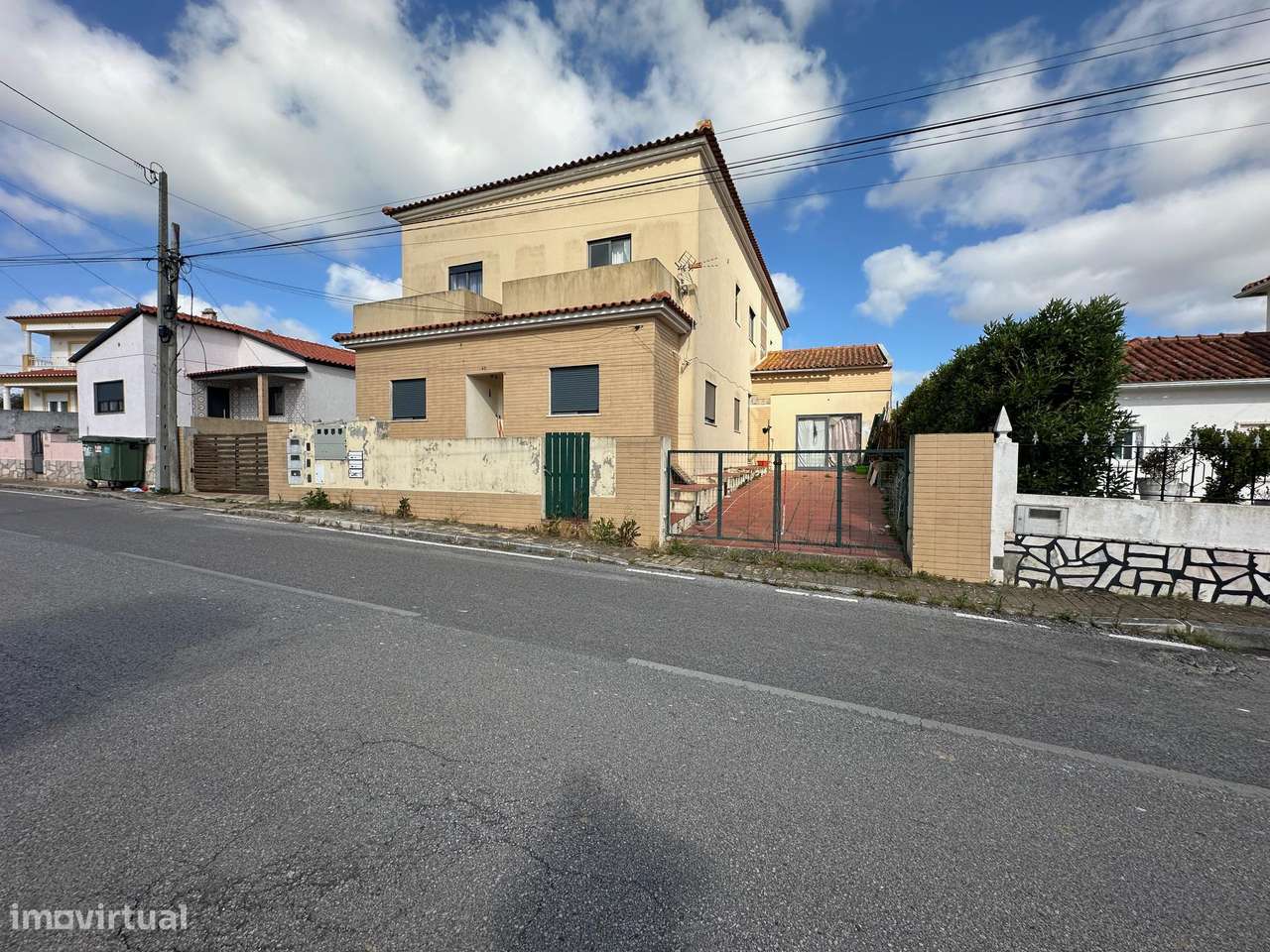 Andar de Moradia T2 c/ Suite, Logradouro e Garagem-7