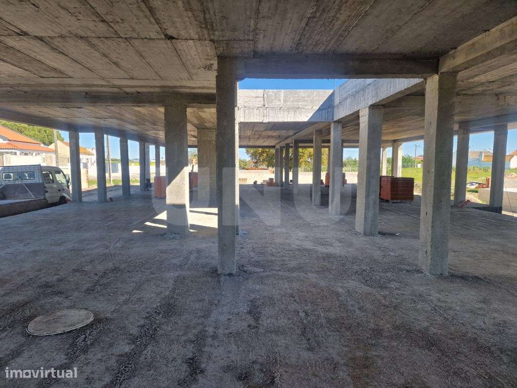 Quinta com moradia moderna térrea c/ piscina e jardim-34