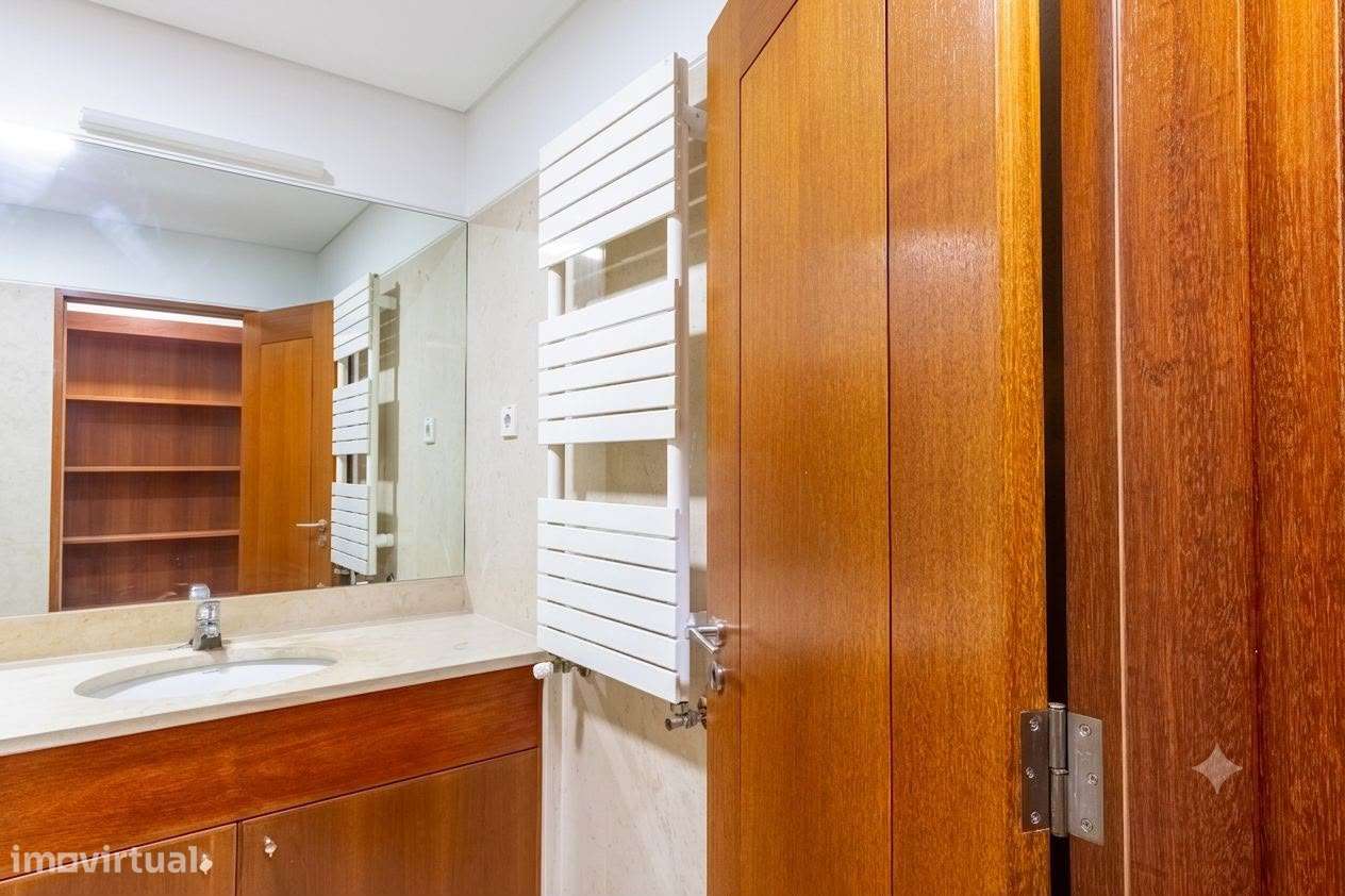 Apartamento T5 com 4 casas de banho e garagem-55