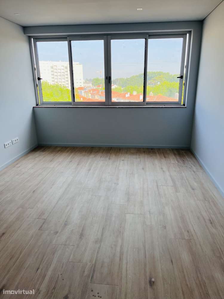 Arrendamento – Apartamento T2 Renovado e Luminoso com Garagem - Grande imagem: 3/6