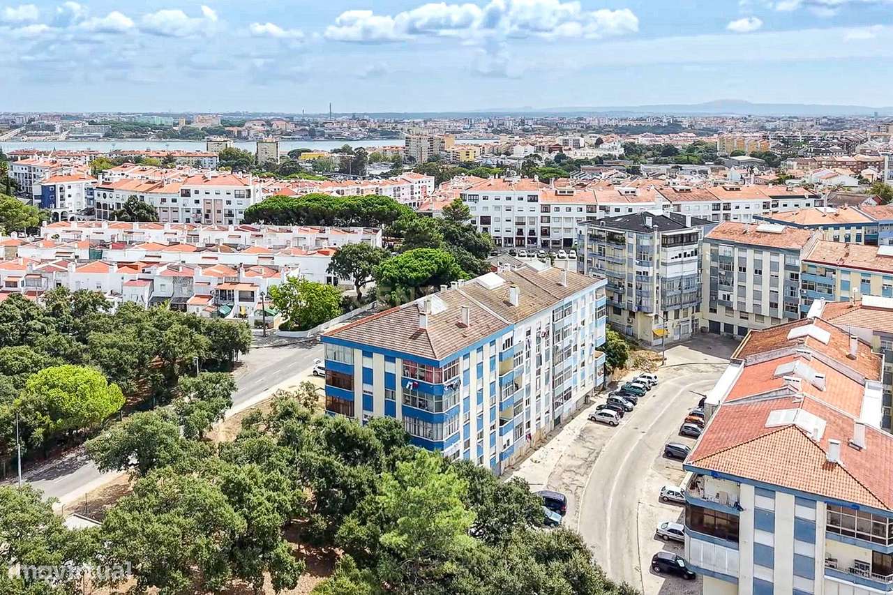 Apartamento T3 em Amora, Seixal-23