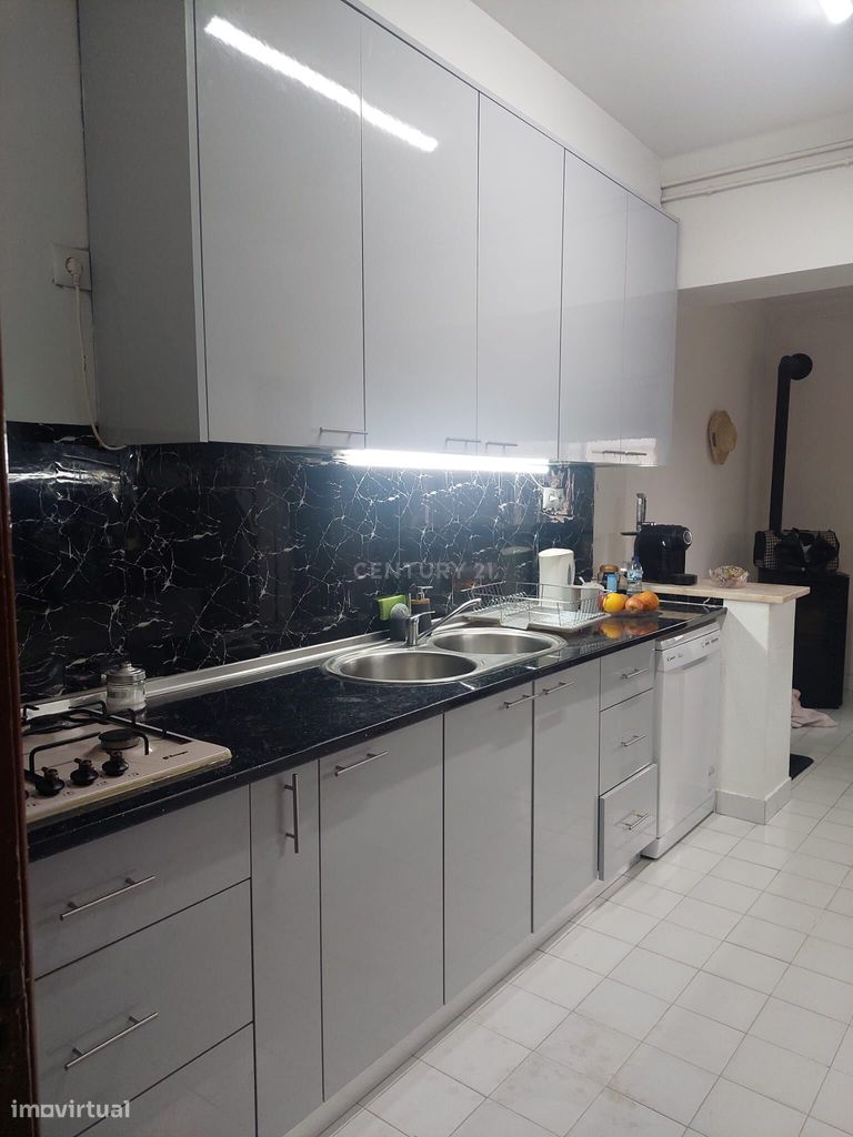 Apartamento T3 Semi-Remodelado na zona da Boavista, Marinha Grande