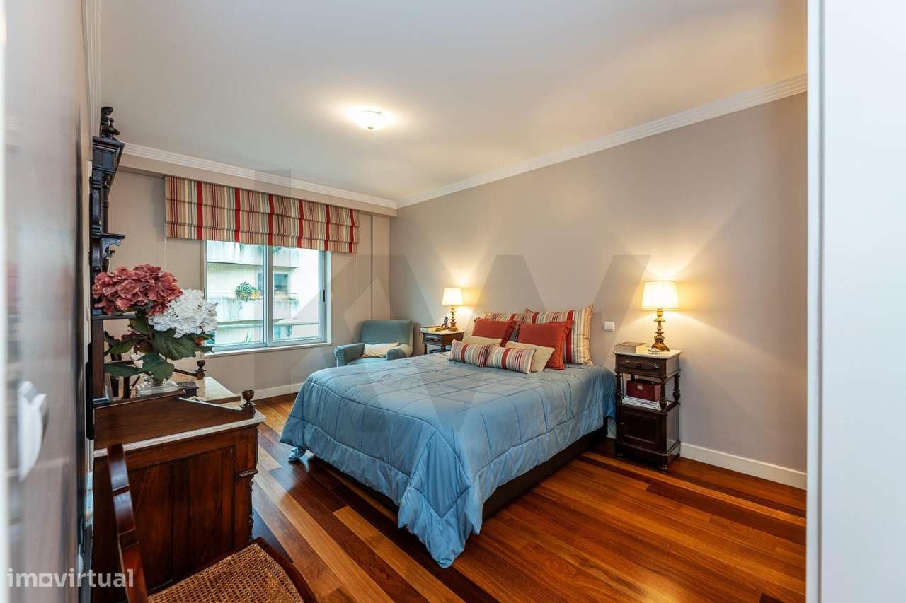 Excelente T5  em Condominio Fechado a Marechal Gomes da Costa, Porto-35