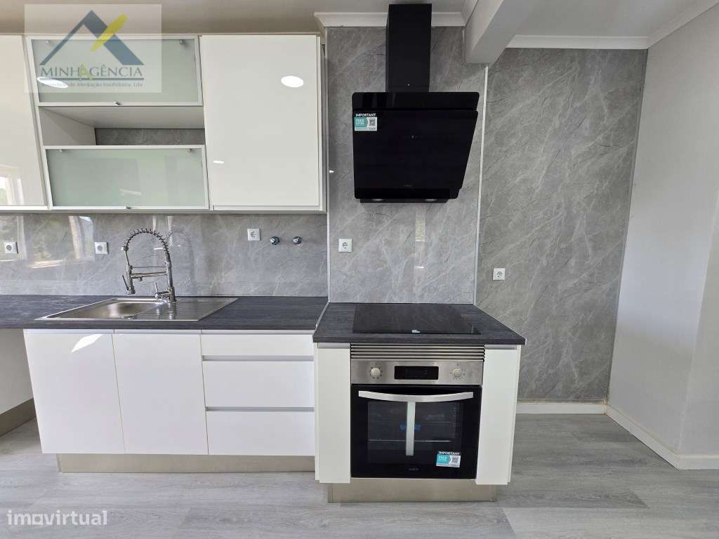 Apartamento T2 remodelado com arrecadação em Setúbal-2