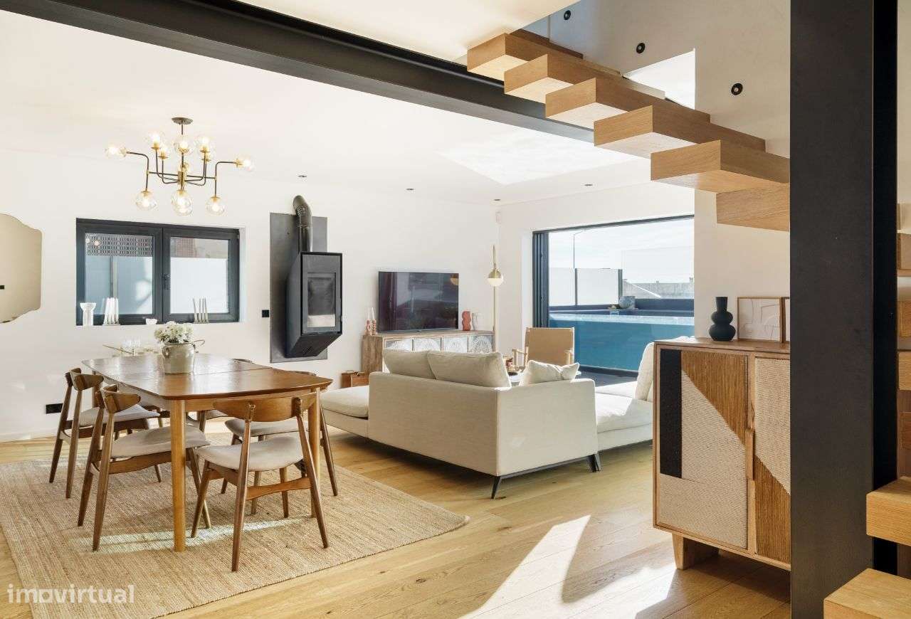 Moradia V3+1 totalmente renovada com vista mar-23