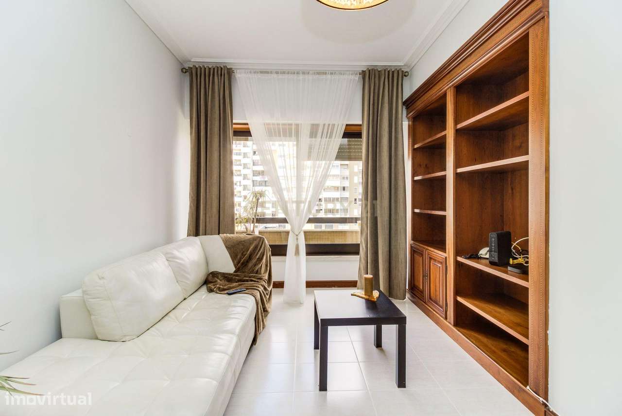 T1 com 59m2, remodelado, parqueamento, perto de transportes, mobilado - Grande imagem: 5/24