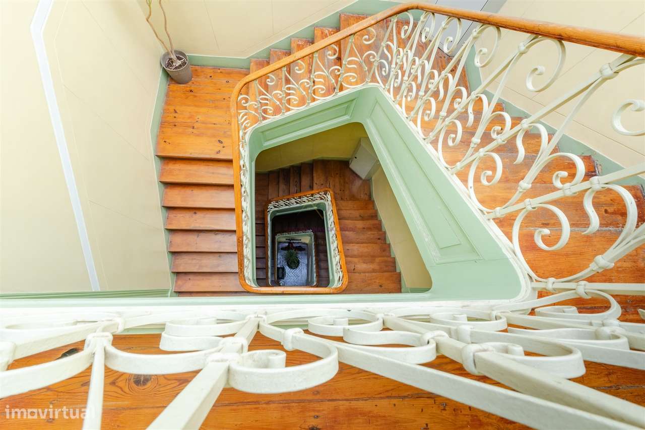 Elegância na Lapa: T2+2 com Alma e Vista Desafogada-25