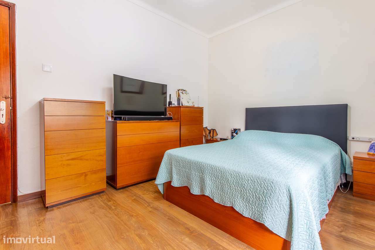 Paio Pires - Apartamento de 4 assoalhadas remodelado, com quintal-16