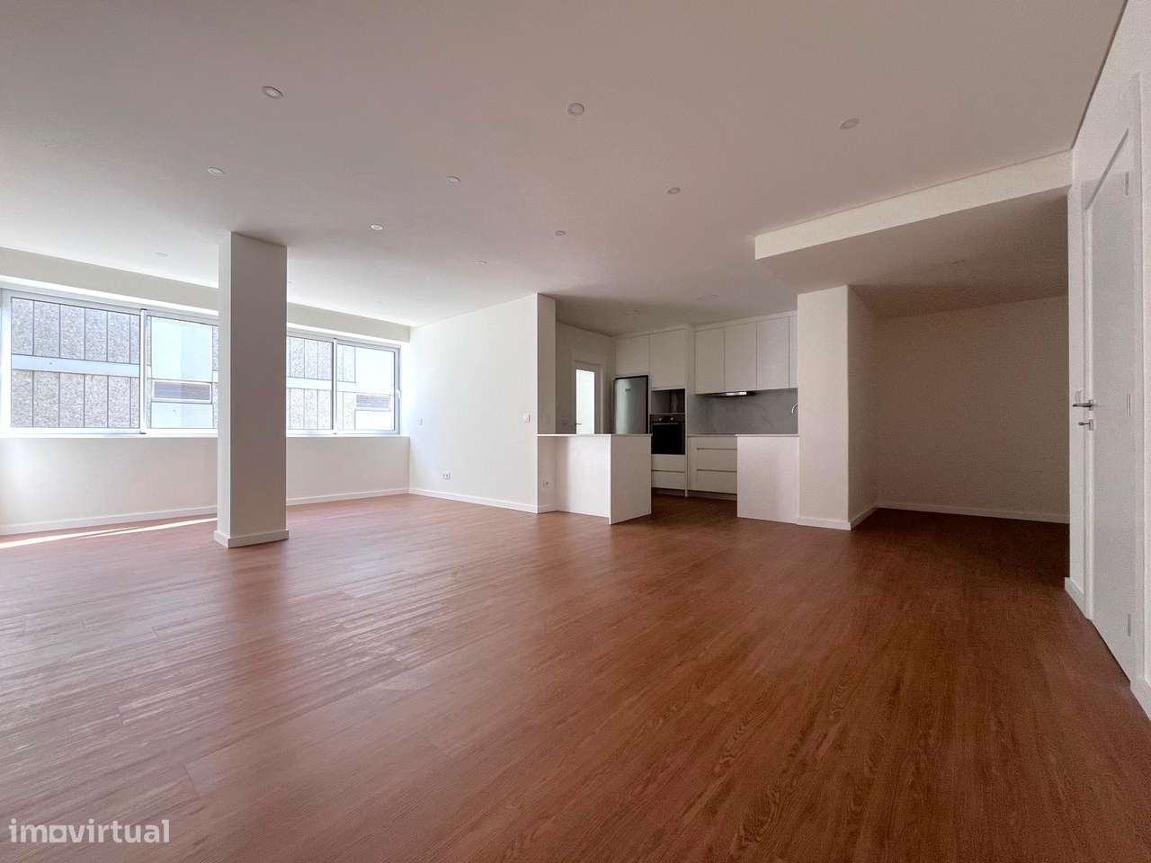 T4 totalmente renovado no Pinheiro Manso na Avenida da Boavista, Porto - Grande imagem: 4/28