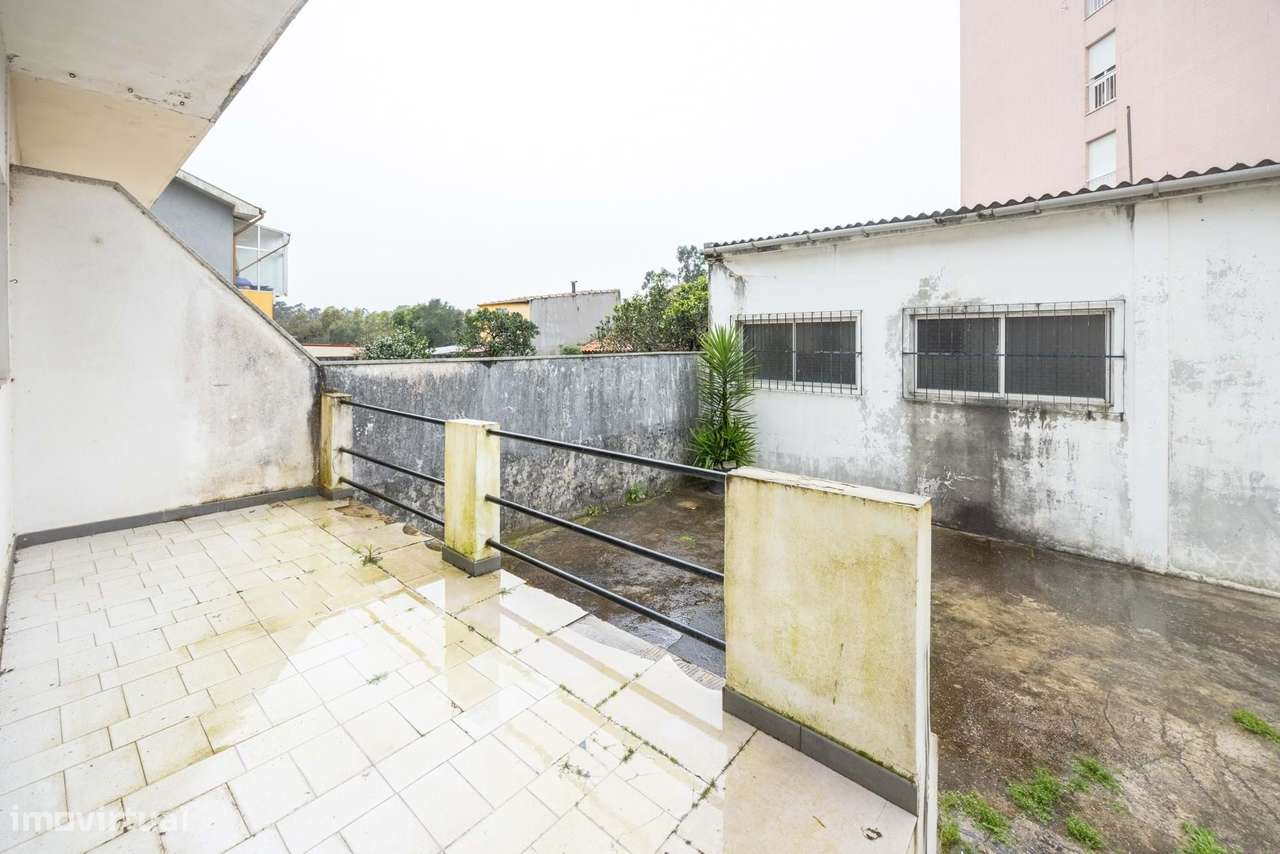 Andar Moradia T2 | Renovado | Terraço | 3 Frentes | Garagem-12