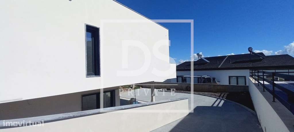 Moradia de arquitetura contemporânea com estacionamento-9