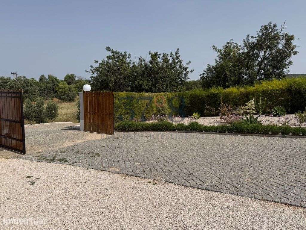 Uma vivenda de 4 quartos com piscina, num terreno de 2 hectares a 10 m-57