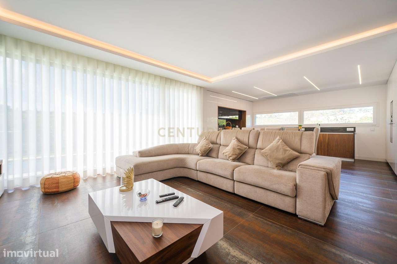 Excelente moradia geminada V4 em Urbanização nova na zona de Albarraqu-15