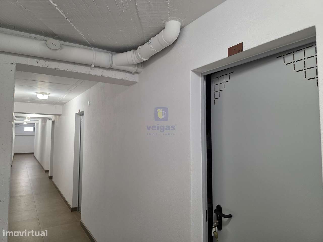 Apartamento semi-novo, T2, 2 WC, box p/ 2 carros e arrumos, em Leiria-30