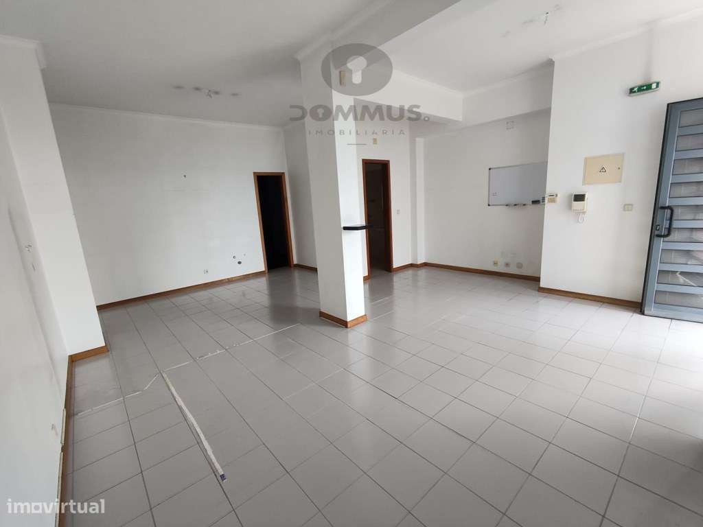 Loja / Atelier na Rinchoa - Rio de Mouro - Grande imagem: 2/14